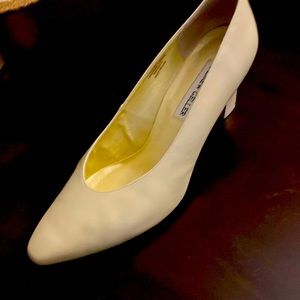 Andrew Geller leather Bone pump size 10M